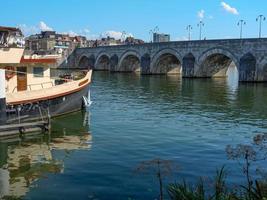 la città di Maastricht sul fiume Maas nei Paesi Bassi foto