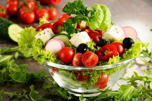insalatiera di verdure sul tavolo della cucina. dieta bilanciata foto