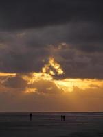 tramonto sulla spiaggia di juist foto