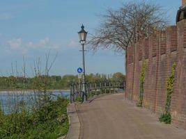 la città di Rees sul fiume Reno foto