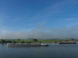 il fiume Reno vicino a Wesel al mattino foto