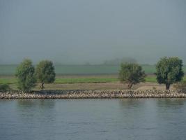 il fiume Reno vicino a Wesel al mattino foto