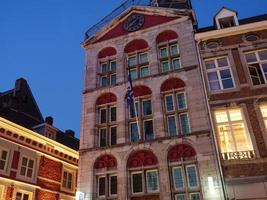 la città di Maastricht sul fiume Maas nei Paesi Bassi foto