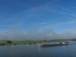 il fiume Reno vicino a Wesel al mattino foto