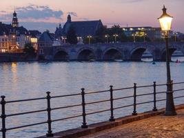 la città di maastricht sul fiume maas foto