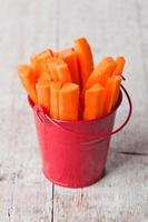 carota affettata fresca in secchio rosso foto