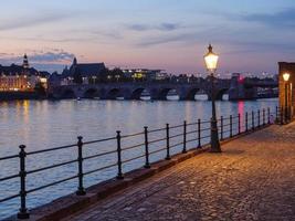 la città di maastricht sul fiume maas foto