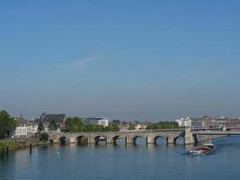 la città di Maastricht sul fiume Maas nei Paesi Bassi foto