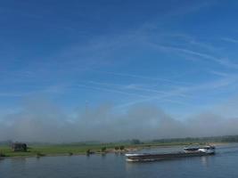 il fiume Reno vicino a Wesel al mattino foto