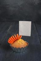 Cupcake con etichetta vuota sul tavolo di legno foto