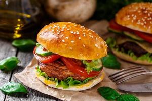 hamburger vegetariano con champignon grigliato foto