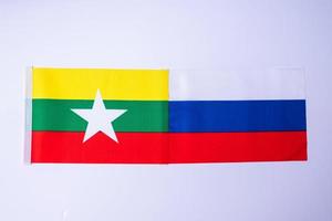 russia contro le bandiere del Myanmar. concetto di amicizia, guerra, conflitto, politica e relazione foto