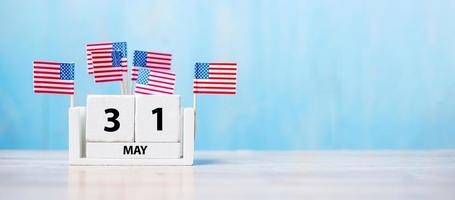 31 maggio del calendario bianco con bandiera degli stati uniti d'america su fondo di legno. Memorial Day 2021 e concetto di vacanza foto