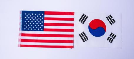 America contro le bandiere della Corea. concetto di amicizia, guerra, conflitto, politica e relazione foto