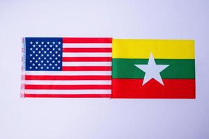 stati uniti d'america contro le bandiere del myanmar. sanzioni, guerra, conflitto, politica e concetto di relazione foto