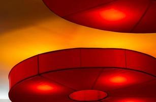 luci rosse del soffitto interno su sfondo scuro di notte. concetto di illuminazione interna. luci rosse sulla parete del soffitto. Architettura interiore. foto