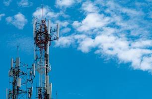 torre delle telecomunicazioni con cielo blu e nuvole bianche sullo sfondo. antenna sul cielo blu. polo radio e satellitare. Tecnologia della comunicazione. settore delle telecomunicazioni. rete mobile o di telecomunicazione 4g. foto