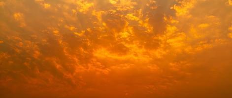 bel cielo al tramonto. cielo al tramonto dorato con un bellissimo motivo di nuvole. nuvole arancioni, gialle e rosse la sera. libertà e sfondo calmo. bellezza nella natura. scena potente e spirituale. foto