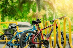 sistemi di bike sharing. attività di noleggio biciclette. bicicletta per tour della città presso la stazione di parcheggio per biciclette. trasporto ecologico. trasporto pubblico dell'economia urbana. stazione bici nel parco. uno stile di vita sano. foto