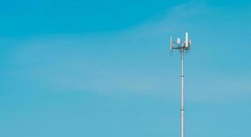 torre delle telecomunicazioni con sfondo azzurro del cielo. l'antenna sul cielo blu. polo radio e satellitare. Tecnologia della comunicazione. settore delle telecomunicazioni. rete mobile o di telecomunicazione 4g. foto