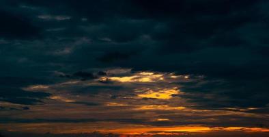 bel cielo al tramonto. cielo arancione, blu e bianco. tramonto colorato. foto d'arte del cielo al tramonto. tramonto e nuvole come sfondo di ispirazione. sfondo della natura. concetto pacifico e tranquillo.