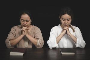 due donne stanno pregando per la benedizione di Dio. l'idea di pregare il Signore con pazienza e costanza. che dio ti rafforzi. proteggi e crea miracoli. foto