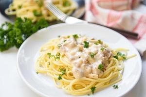 spaghetti pasta italiana servita su piatto bianco con prezzemolo nel ristorante cibo italiano e concetto di menu - spaghetti alla carbonara vista dall'alto foto