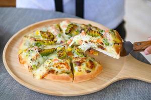 pizza avocado, pizza fatta in casa italiana viene cucinata cibo tradizionale, pizza formaggio sul piatto foto