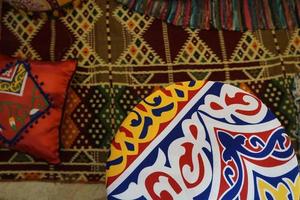 tappeti e cuscini colorati. tessuto tradizionale egiziano per il mese del ramadan, cairo egitto. foto