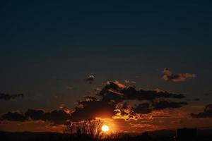 cielo al tramonto con nuvole arancioni foto