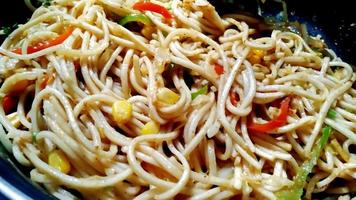 schezwan noodles o szechwan verdura hakka noodles o chow mein è una popolare ricetta indo-cinese, servita in una ciotola o piatto foto
