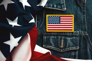 buona festa dell'indipendenza 4 luglio. toppa in tessuto con bandiera americana su una giacca di jeans e bandiera americana foto