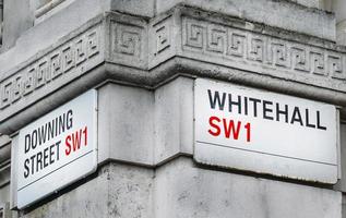 Angolo di Downing Street e Whitehall nella città di Westminster, Londra, Inghilterra, Regno Unito. 10 Downing Street è l'ufficio del primo ministro britannico. foto