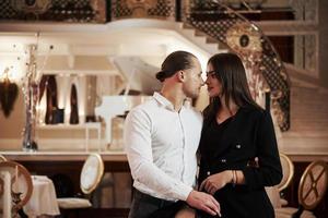 momento di vicinanza. la bella coppia ha una cena romantica in un ristorante di lusso la sera foto