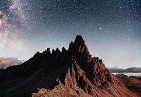 sfondo eccezionale. foto delle grandi montagne dolomitiche con cielo notturno limpido con stelle