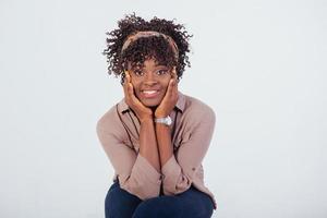 bella ragazza afroamericana con i capelli ricci in studio con sfondo bianco foto