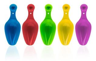 set di misurino di plastica colorato isolato su sfondo bianco con ombra. misurino in plastica blu, rosso, verde, giallo e viola. foto