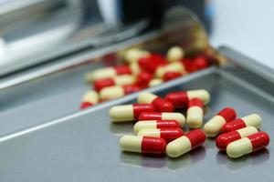 pillole di capsule antibiotiche rosso-gialle sul vassoio del farmaco. resistenza ai farmaci antimicrobici. sfondo farmacia farmacia. industria farmaceutica. uso di farmaci antibiotici con ragionevole. concetto farmaceutico. foto