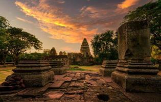 paesaggio del parco storico di phimai con cielo al tramonto. punto di riferimento di nakhon ratchasima, tailandia. destinazioni di viaggio. il sito storico è antico. edificio antico. architettura classica del tempio khmer. foto