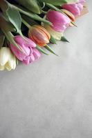cartolina d'auguri di tulipani freschi per la festa della mamma foto