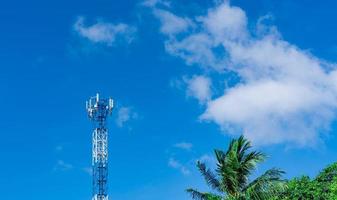 torre delle telecomunicazioni con cielo blu e nuvole bianche sullo sfondo. antenna sul cielo blu. polo radio e satellitare. Tecnologia della comunicazione. settore delle telecomunicazioni. rete mobile o di telecomunicazione 4g. foto