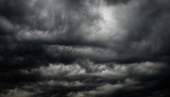 cielo scuro drammatico e nuvole. sfondo con cielo nuvoloso. cielo nero prima del temporale e della pioggia. sfondo per morte, tristezza, lutto o depressione. foto