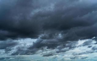 cielo coperto. cielo grigio drammatico e nuvole scure prima della pioggia nella stagione delle piogge. cielo nuvoloso e lunatico. cielo di tempesta. sfondo cupo e lunatico. nuvole nuvolose. sfondo astratto triste, solitario e morte. foto