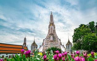 wat arun ratchawararam con un bel cielo azzurro e nuvole bianche. il tempio buddista di wat arun è il punto di riferimento a bangkok, in tailandia. arte di attrazione e architettura antica a bangkok, in tailandia. foto