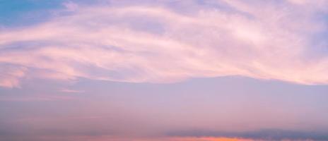 drammatico cielo rosa e nuvole sfondo astratto. immagine artistica di texture di nuvole rosa. bel cielo al tramonto. sfondo astratto tramonto. cielo di colore pastello la sera. calma e rilassa la vita. Amore felice foto