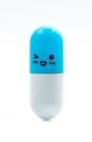 pillola blu e bianca della capsula isolata su fondo bianco con lo spazio della copia per testo. concetto di assistenza sanitaria globale. vita sana e felice. foto