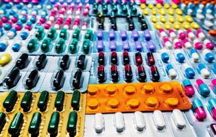 colorato di compresse e capsule pillola in blister disposte con un bel motivo. concetto di industria farmaceutica. farmacia farmacia. resistenza agli antibiotici e uso di droghe con ragionevole foto