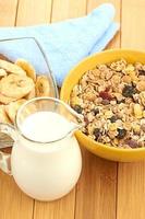 delizioso e sano cereale in una ciotola con latte