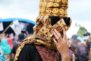 la tradizione del sekura party, una copertura per il viso in legno o stoffa che adorna il viso. sekura è un tipo di maschera artistica originaria del lampung occidentale. foto