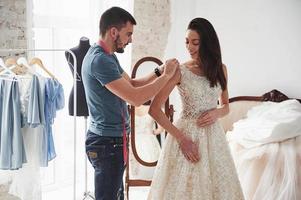 lavori in corso. il processo di montaggio dell'abito nello studio di abiti fatti a mano foto